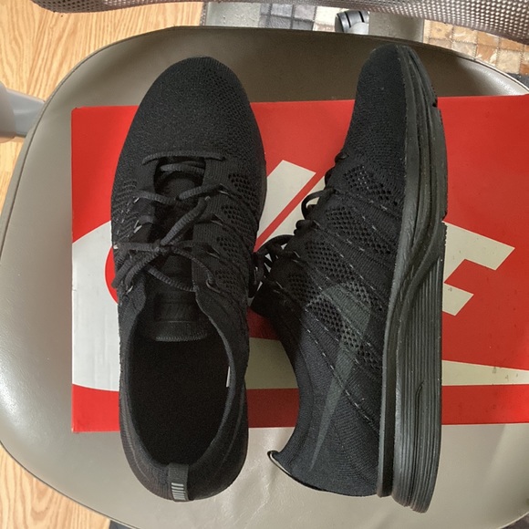 Mens BNWT Nike flyknit trainer sz 10 - triple black - Picture 2 of 5